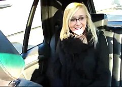 Nerdy amateur with big tits gets seduced by her taxi driver