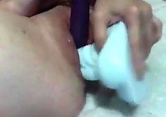 Teenager knepper sig med underlig legetøj på webcam