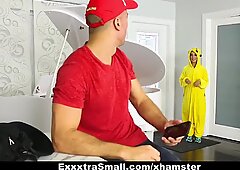 ExxxTrasmall - Szczęźciarski gracz łapie i pieprzy Pikachu