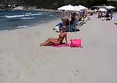 Bruinende moeder die ik graag zou willen neuken op het strand is exhibitionistisch
