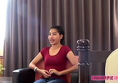 Japansk man fyller hål av ung asiatisk tjej