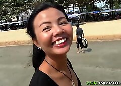 Sexy Tailandes Bebes Atrapada en la playa y la follada PRIMERA PERSONA