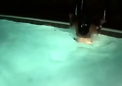 Dos morenas reciben Travieso en la piscina