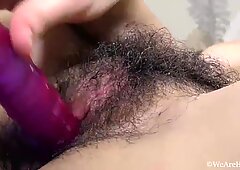 Schöne, junge Haarignina mit Großen Titten masturbiert