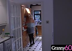 Babička přijde domů z nákupního dne a najde v domě mladého maskovaného vetřelce!