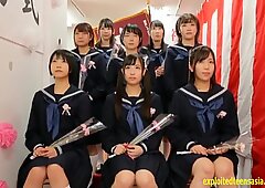 Schoolgirls Jepang berkumpul dan memiliki Seks Kelompok tepat di sekolah.