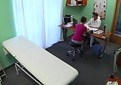 Doctor folla paciente de pelo corto en cámara de seguridad