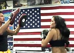A boxeadora sexy Margarida Marie dá a seu adversário excitada um infeliz de um broche