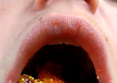 Up-close chewing gummy definisi tinggi