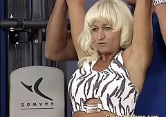 Muscle mom loves hot facial