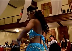 Trini印度人妇女在这个性感的酸辣调味品舞蹈视频中晃动短靴